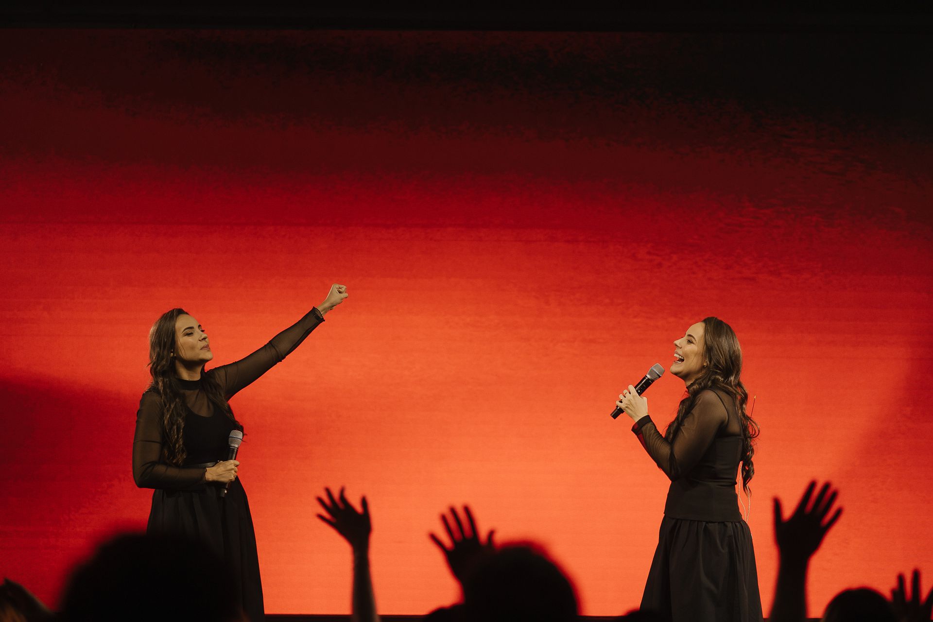 Taisa e Tainá no palco